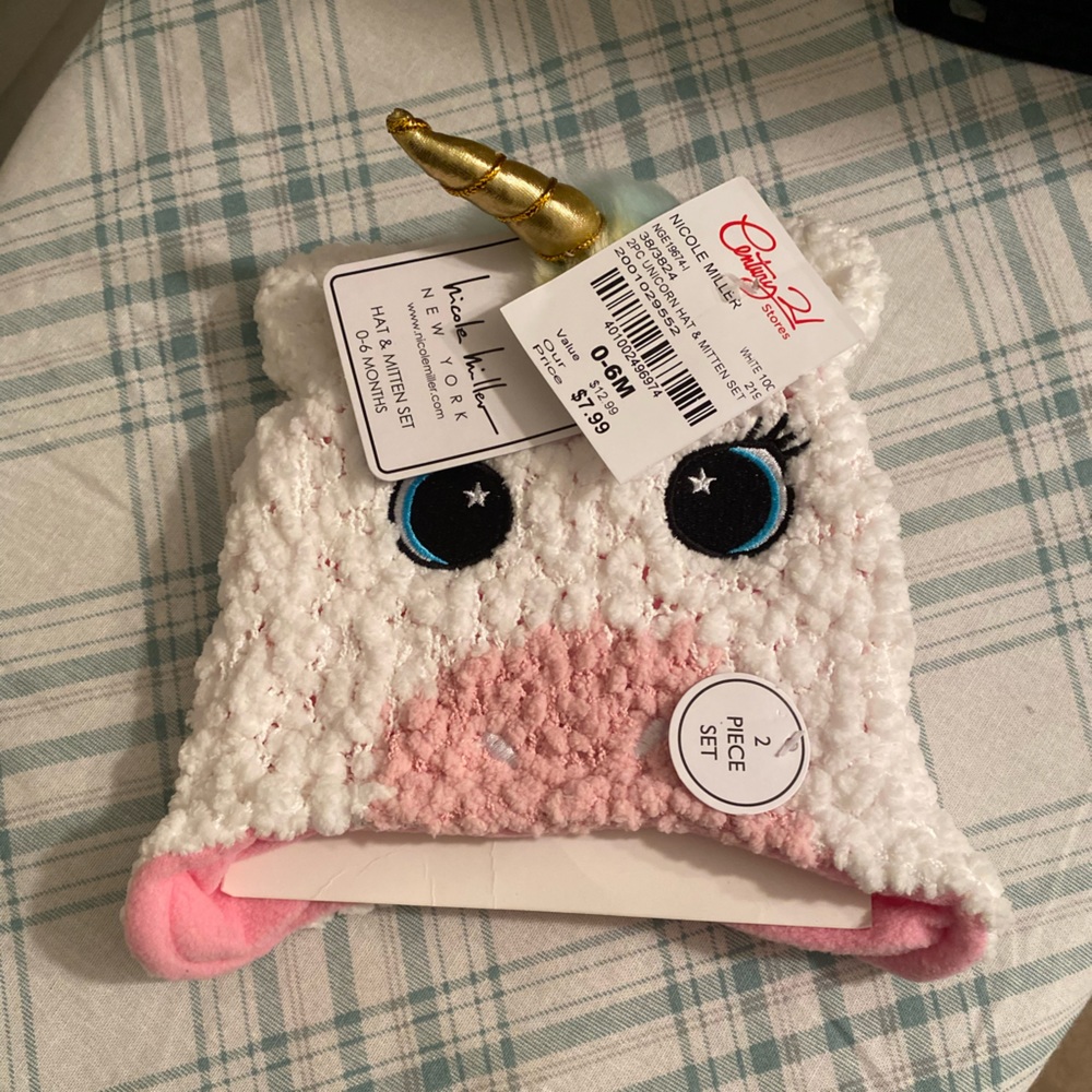 NWT 2 piece set, 0-6 months, unicorn hat and mittens